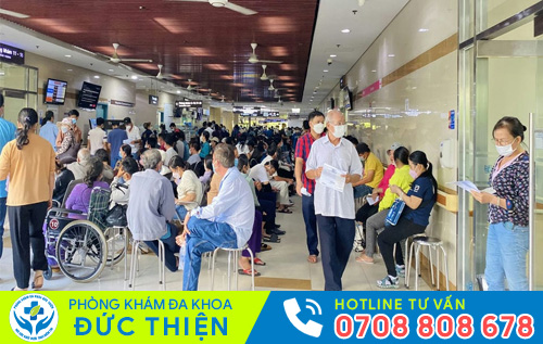 Tình trạng xếp hàng dài ở bệnh viện công